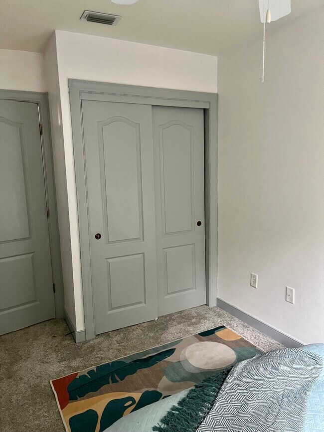 Building Photo - 423 Twin Lakes Ln