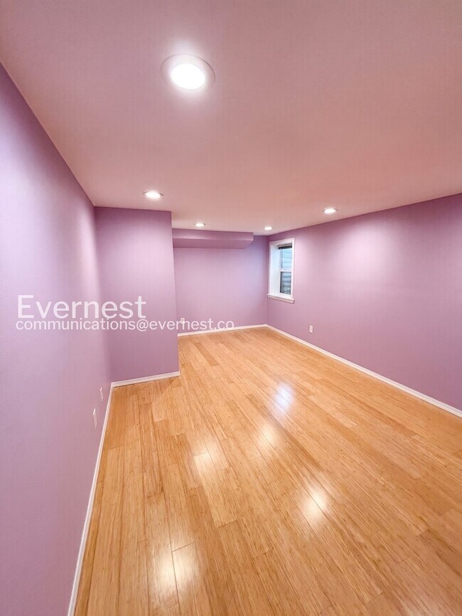 Building Photo - 4bed/2bath single family home in Denver with fenced yard/ Available now!