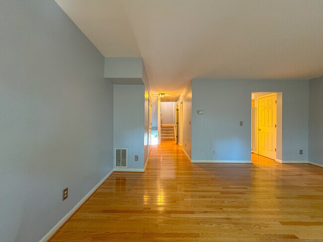 Building Photo - 19 Hawthorne Dr