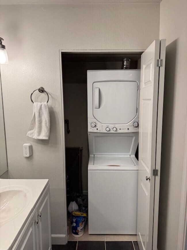 Building Photo - 1 bedroom, 1 bathroom Condo with City View!