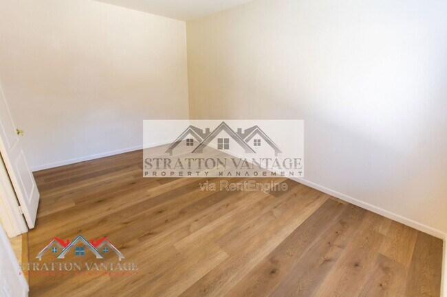 Building Photo - 960 E Constitution Dr