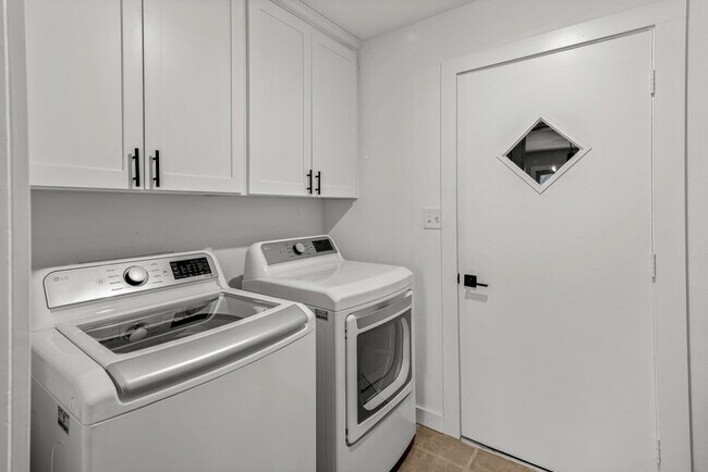 Building Photo - 201 N Dogwood St