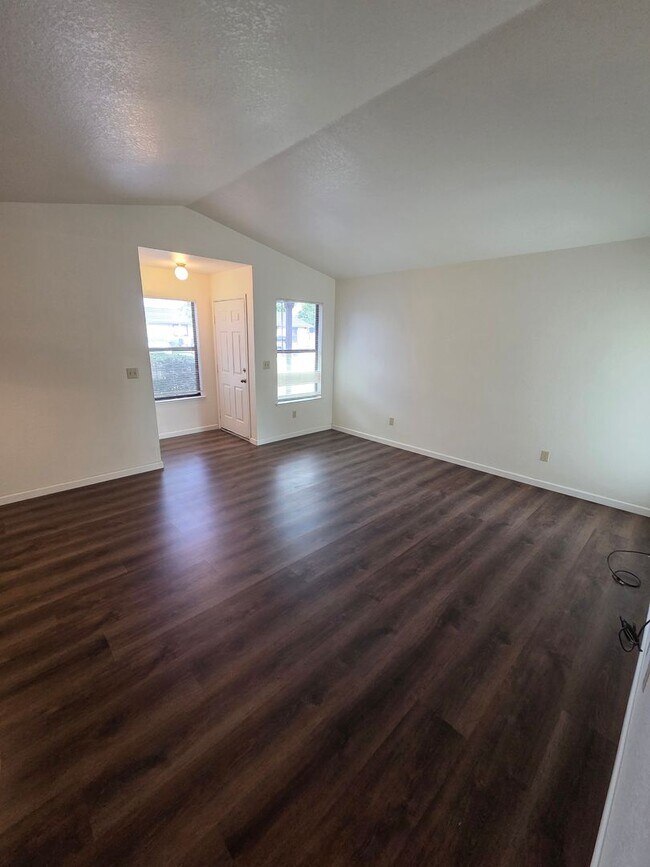 Building Photo - Turlock condo - 2 bedroom 2 bathroom Single Story