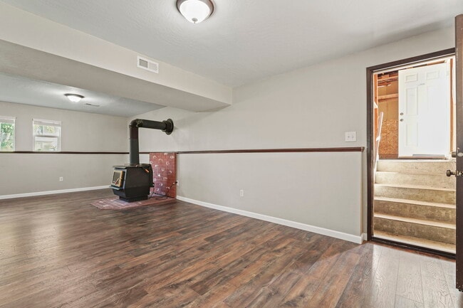 Building Photo - 422 E St Thomas More Way
