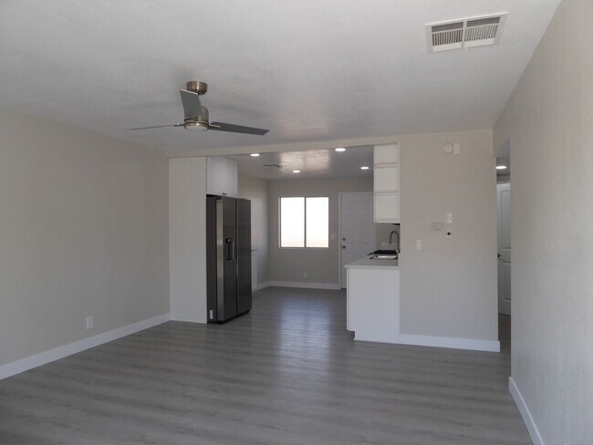 Building Photo - 204 W Robertson Rd