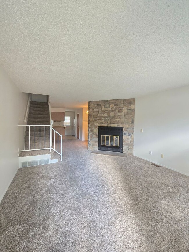 Building Photo - 2 Bedroom Townhome