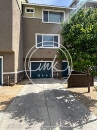 Building Photo - Beatiful Townhome off of Truckee River