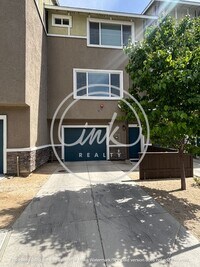 Building Photo - Beautiful Townhome off of Truckee River