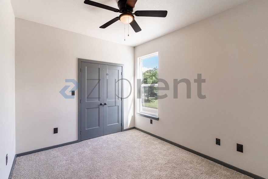 Building Photo - Unit A