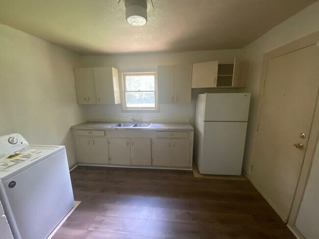 Building Photo - Single-Family Home Available!