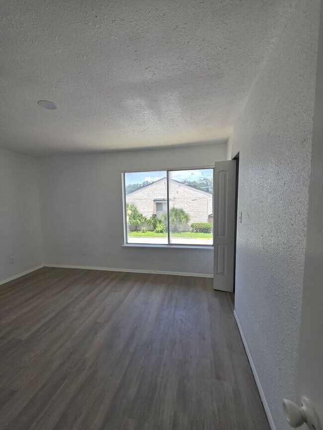 Building Photo - Spacious one bedroom near The Mall of Millenia Move in Special reduced security deposit only $500...