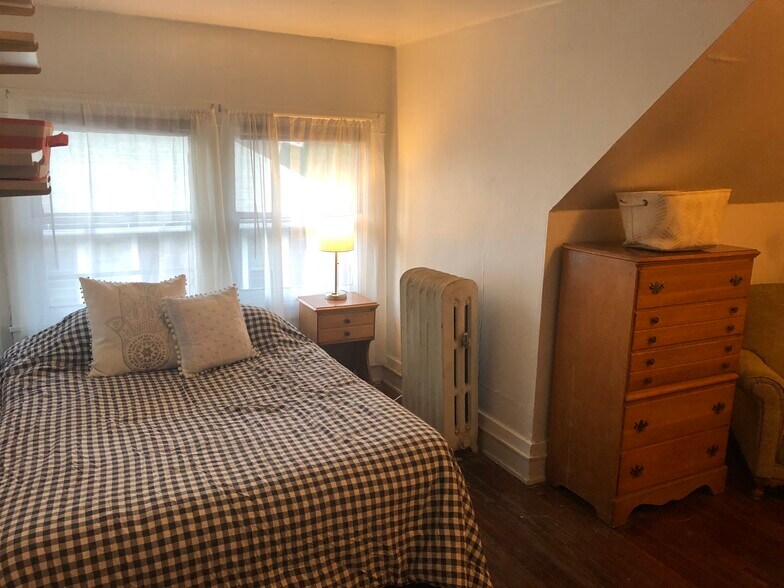 Bedroom - 210 Delaware Ave