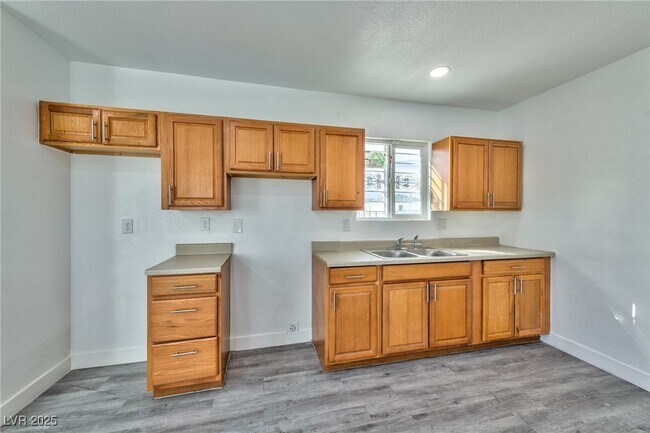 Building Photo - 339 N 10th St