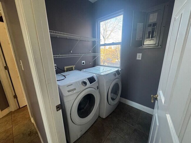 Building Photo - Must see 2 bed 2 bath!