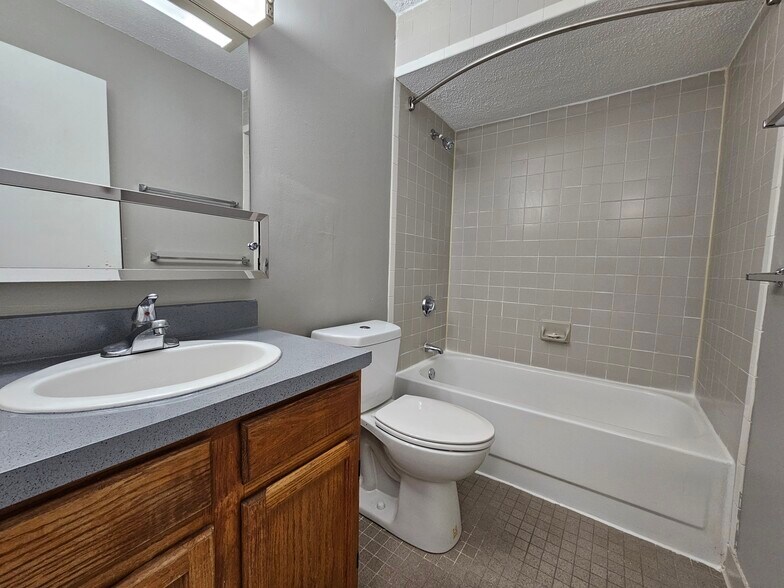 Building Photo - 1 S Point Dr