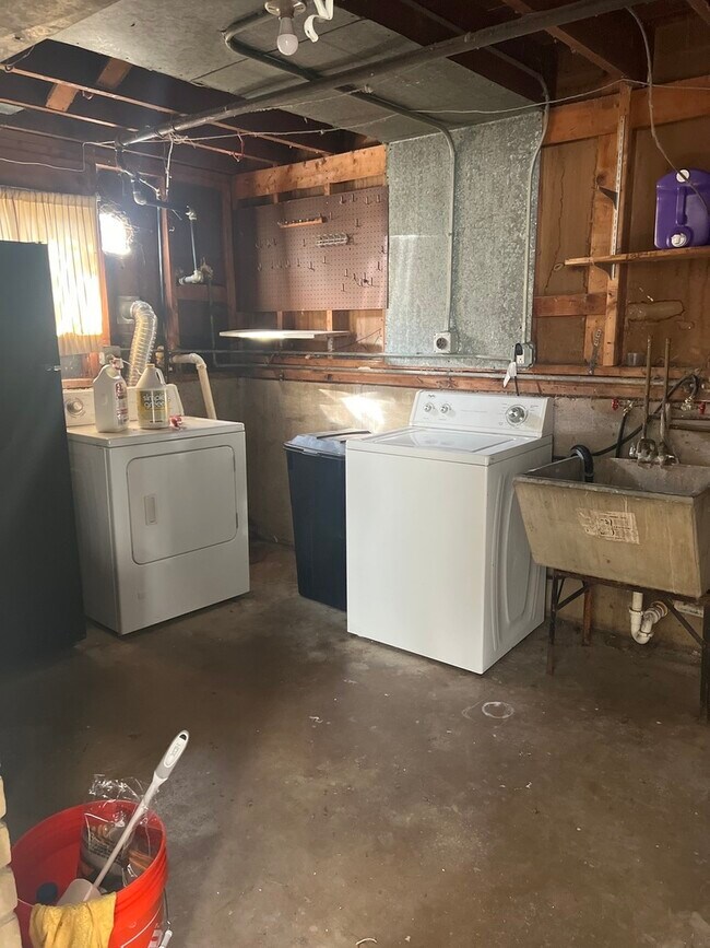 Building Photo - 319 Gentry St