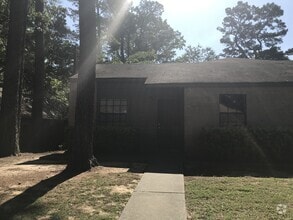 Building Photo - 3/2 with fenced yard