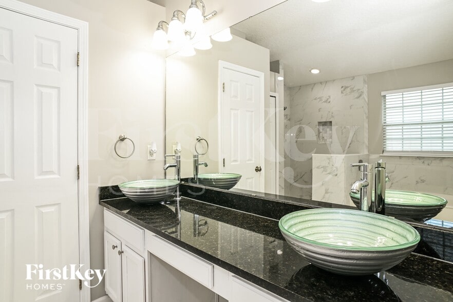 Building Photo - 2352 Chartley Ln S