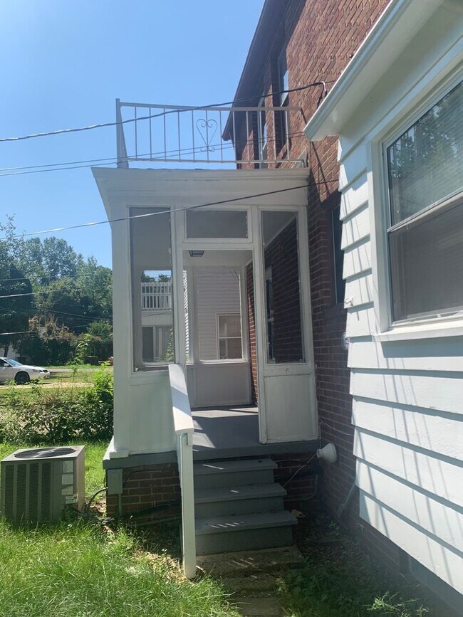 Building Photo - Beautiful Cleveland Heights 4 Bedroom Home...