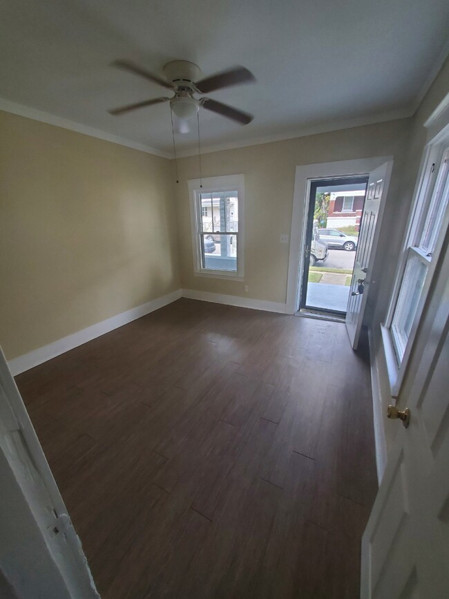 Building Photo - "2-Bedroom Duplex Home in Louisville with ...