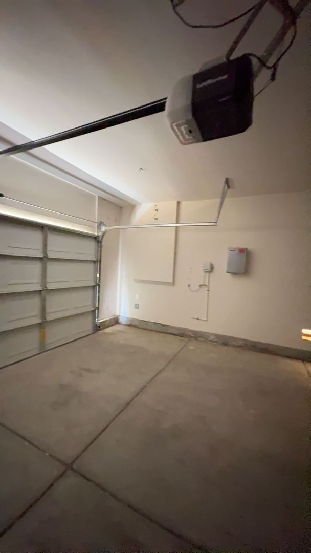 Building Photo - 3 BEDROOM VICTORVILLE HOME