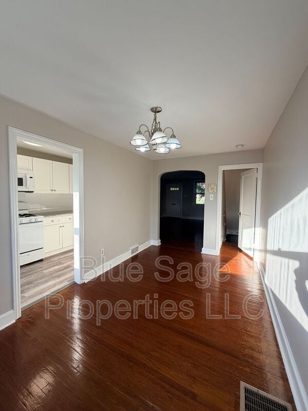 Building Photo - 902 Maple Ave