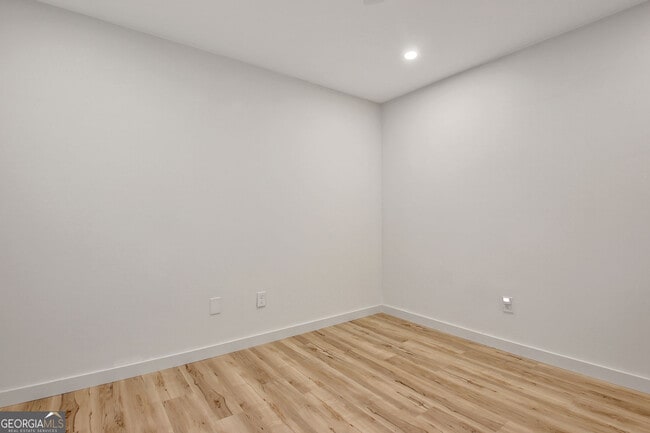 Building Photo - 183 Pine St NE