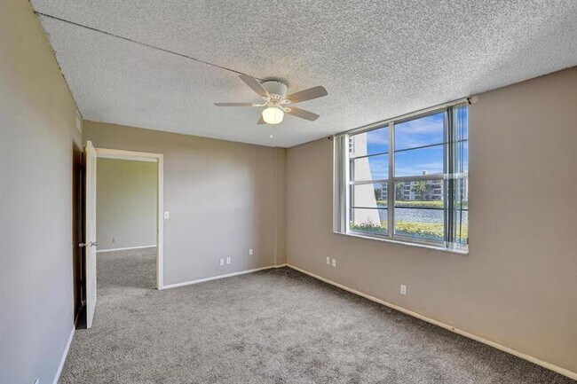 Building Photo - 9440 Poinciana Pl