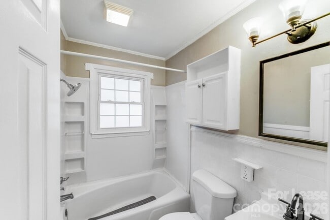 Building Photo - 909 Marion St