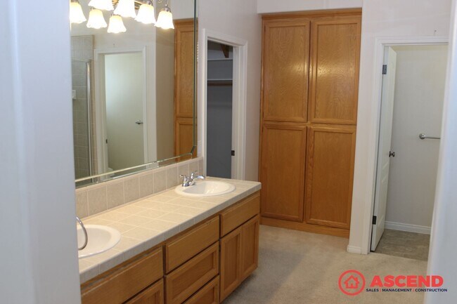 Building Photo - Spacious 4 Bed / 2 Bath Home with Pool & Fireplace in Northwest Bakersfield (93312)