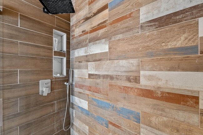 Building Photo - Stunning 5 bed/ 2 bath