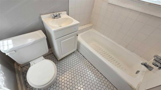 Building Photo - 2326 NW 22nd St