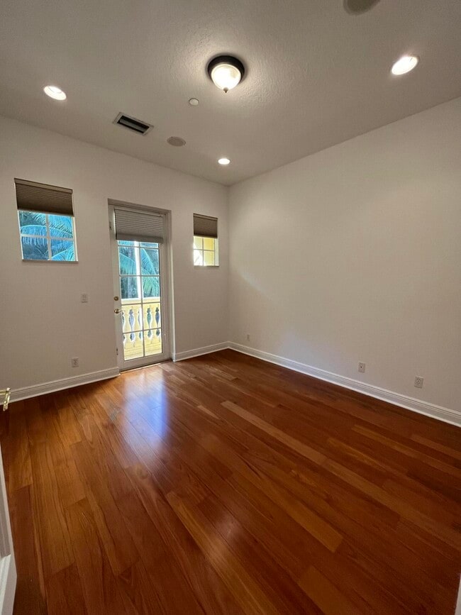 Building Photo - 355 NE 69th Cir
