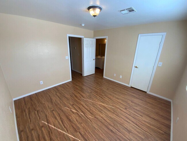 Building Photo - HCVP CONSIDERED! CUTE TOWNHOME NEARBY NELL...