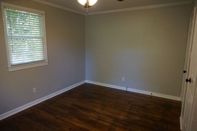 Building Photo - Pet Friendly 3 Bedroom 1 Full Bath located...