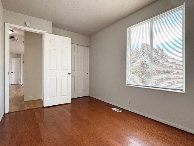 Building Photo - Awesome Split Entry with New Paint & Floor...