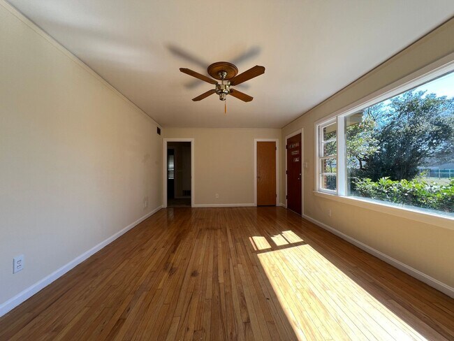 Building Photo - 1123 Oates Rd