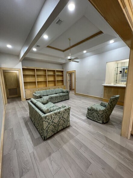 Building Photo - 121 E Jonquil Ave