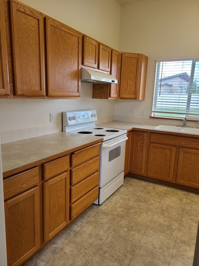 Building Photo - Lovely 3 Bedroom 2 Bath Sunshine Meadows Home for Rent!