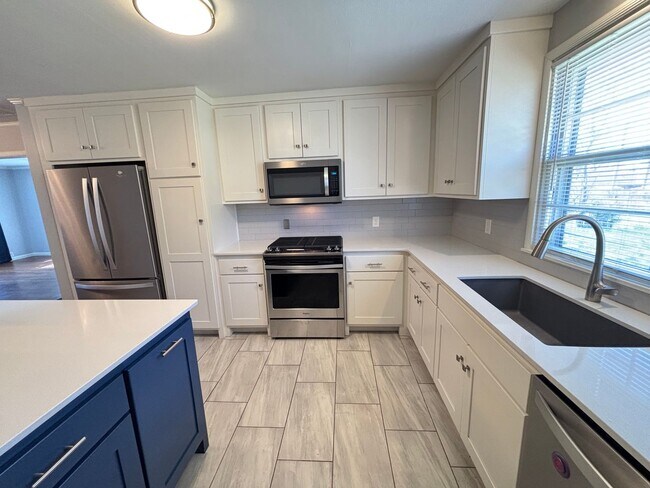 Building Photo - Perfect and Updated Rental close to TU!