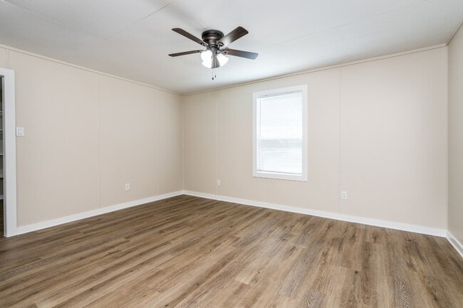 Building Photo - 605 Hospital St