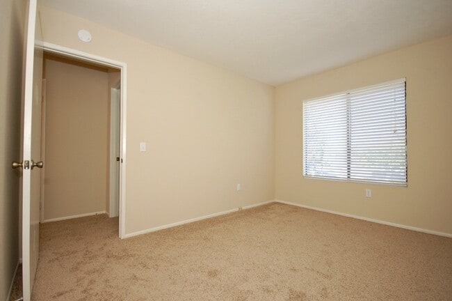 Building Photo - Beautiful 4BR/2.5BA Condo in Tanglewood!!!