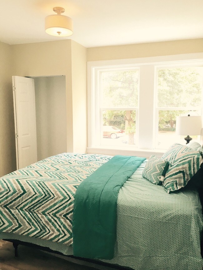 Building Photo - BEAUTIFUL 2 BED/1 BATH APARTMENT IN GHENT!