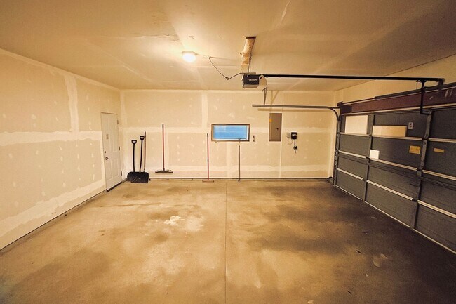 Building Photo - Hidden Gem!  4bed 2bath Single Family Home...