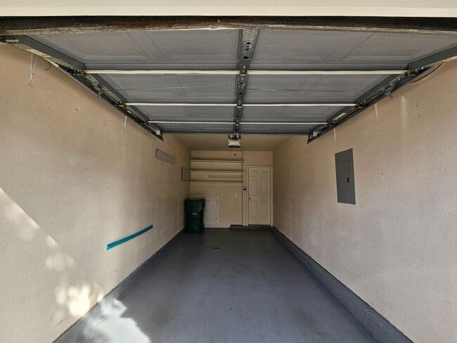 Building Photo - Stunning Highlands Ranch Townhome