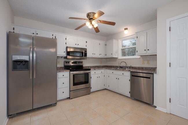 Building Photo - 3 Bedrooms with Full Basement on Corner Lot!