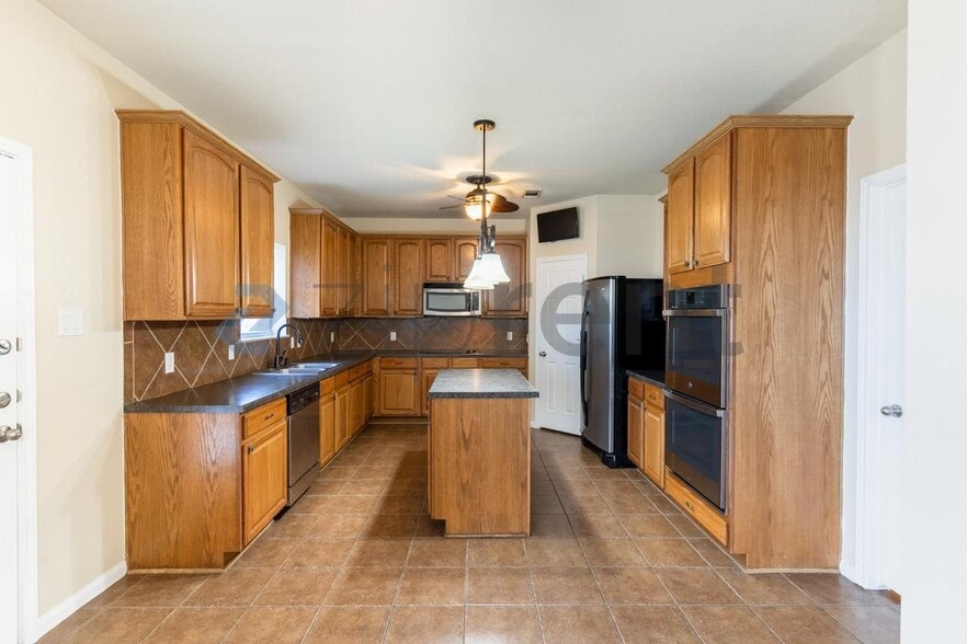 Building Photo - 498 Crossland Dr