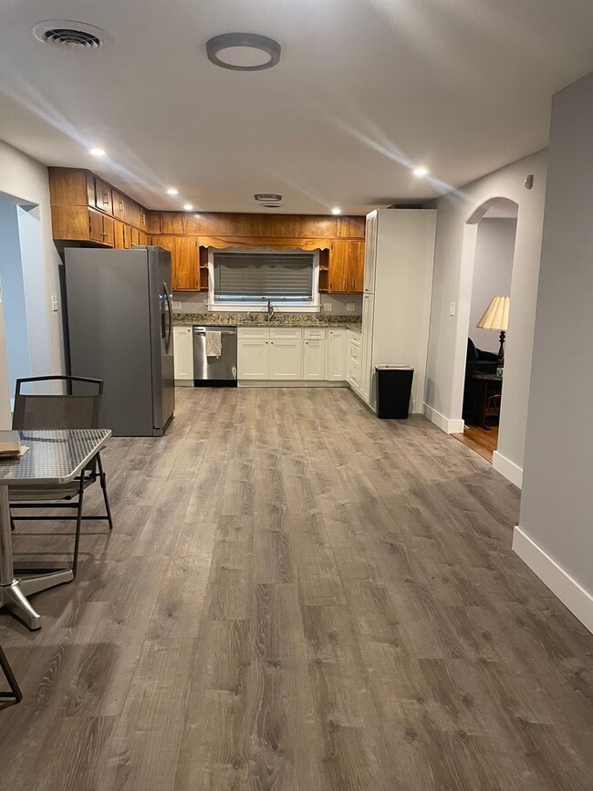 Building Photo - Knoxville 37914 - Adorable 2 bedroom, 1 bath home - Contact Lisa Vineyard and Shannon Russell (86...