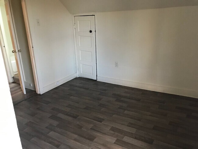 Building Photo - ELM 869-871