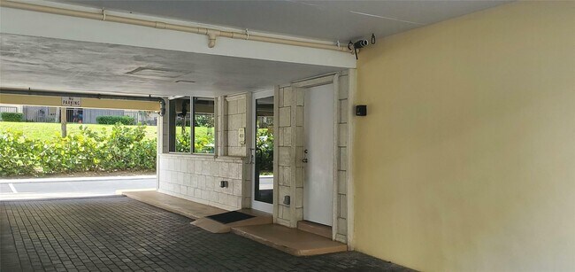 Building Photo - 1161 Hillsboro Mile